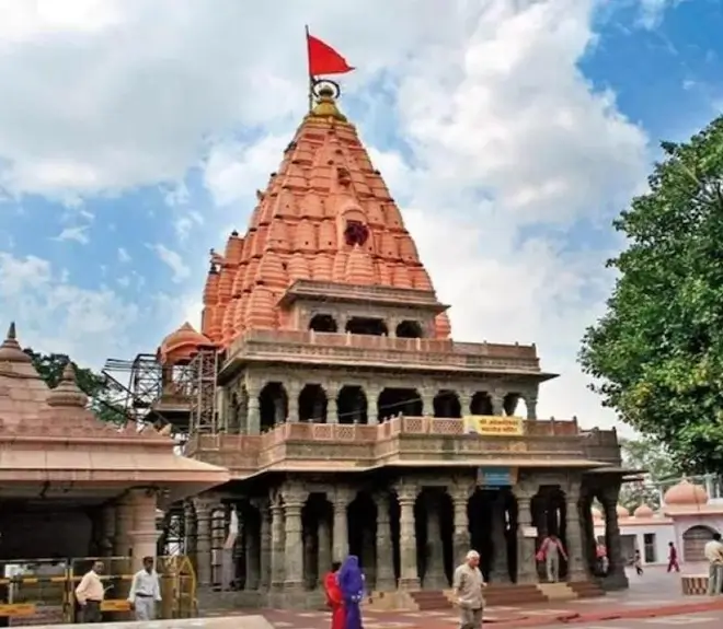 Stay near Mahakaleshwar Temple